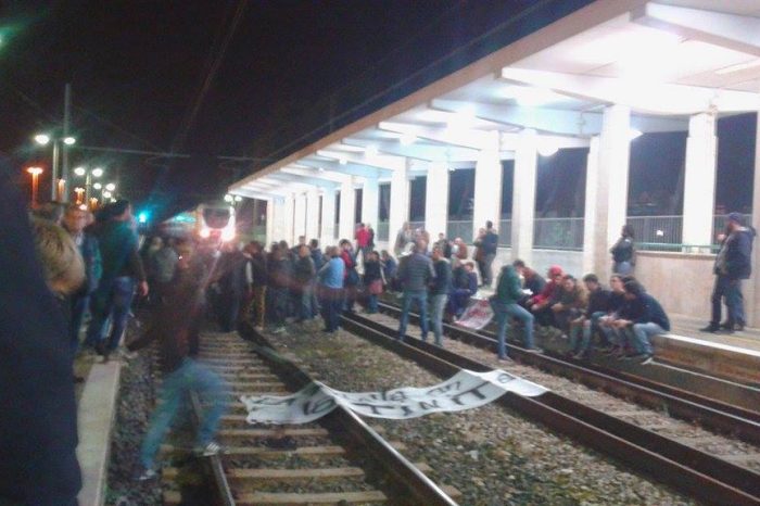 San Pietro Vernotico (Br) Manifestazioni anti-abbattimenti. Gli attivisti bloccano i binari ferroviari. Treni locali e interregionali in tilt.