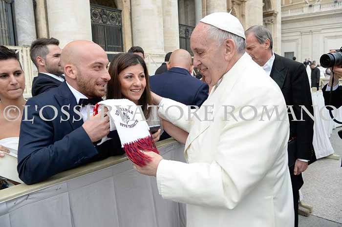 Taranto - Giovani sposini dal Papa. Lui dona la sciarpa del Taranto Calcio.