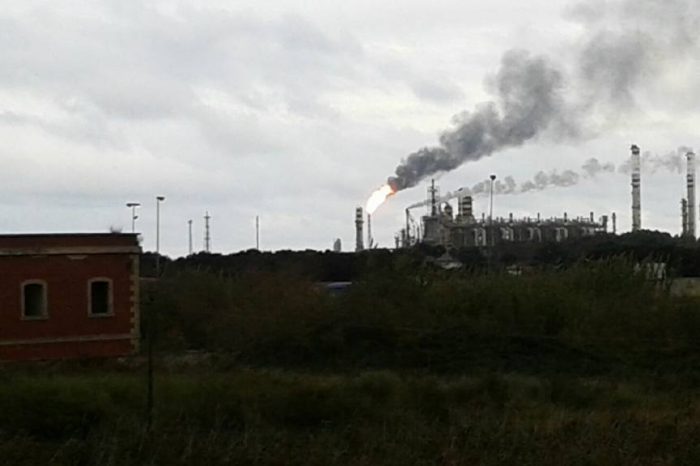 Brindisi- Sfiammata al petrolchimico. Versalis assicura: "nessun pericolo per le persone o impatti sull'ambiente"