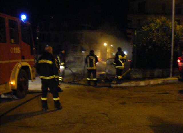 Taranto - Auto data alle fiamme nella notte. Indagini dei Carabinieri