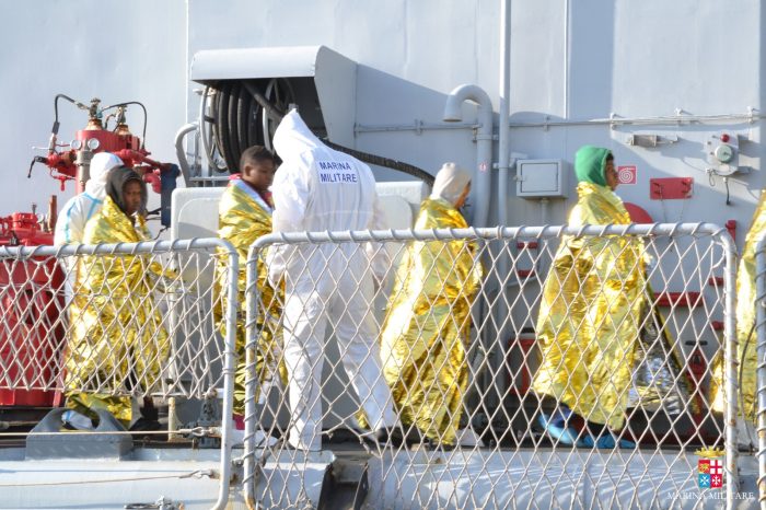 Taranto - Marina Militare soccorre 700 migranti. Operazioni di sbarco stamane al porto di Taranto