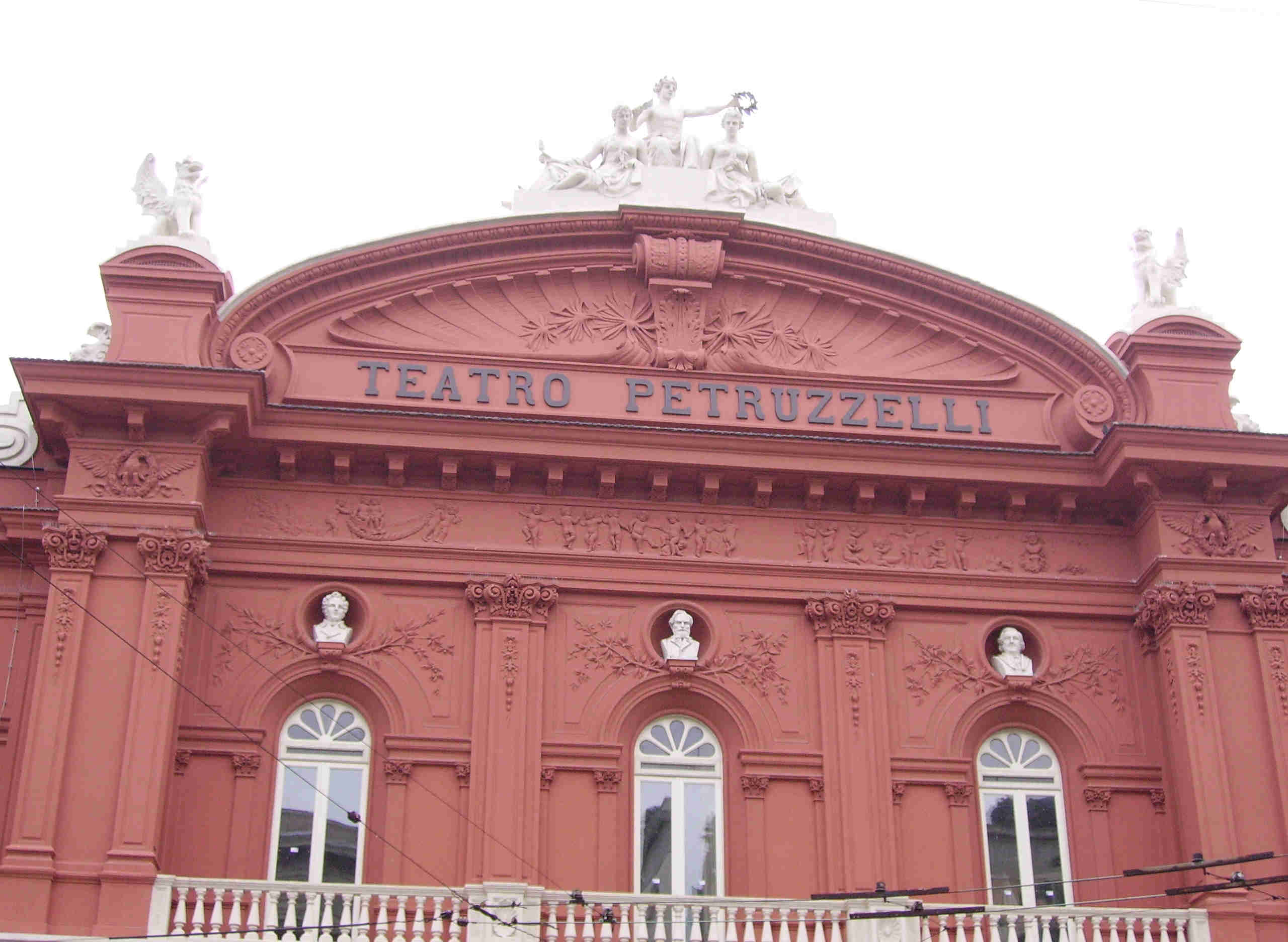 Bari:staffetta di solidarietà al teatro Petruzzelli - Vimarsana News