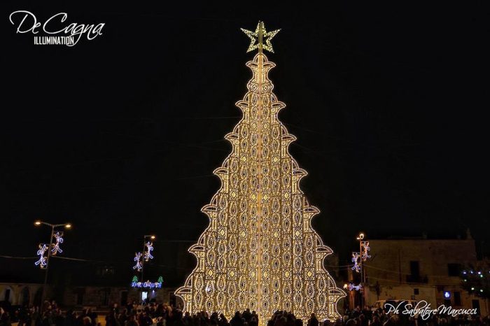 Lecce - In Piazza Sant'Oronzo l'albero di Natale di legno e luci led piu' alto del mondo