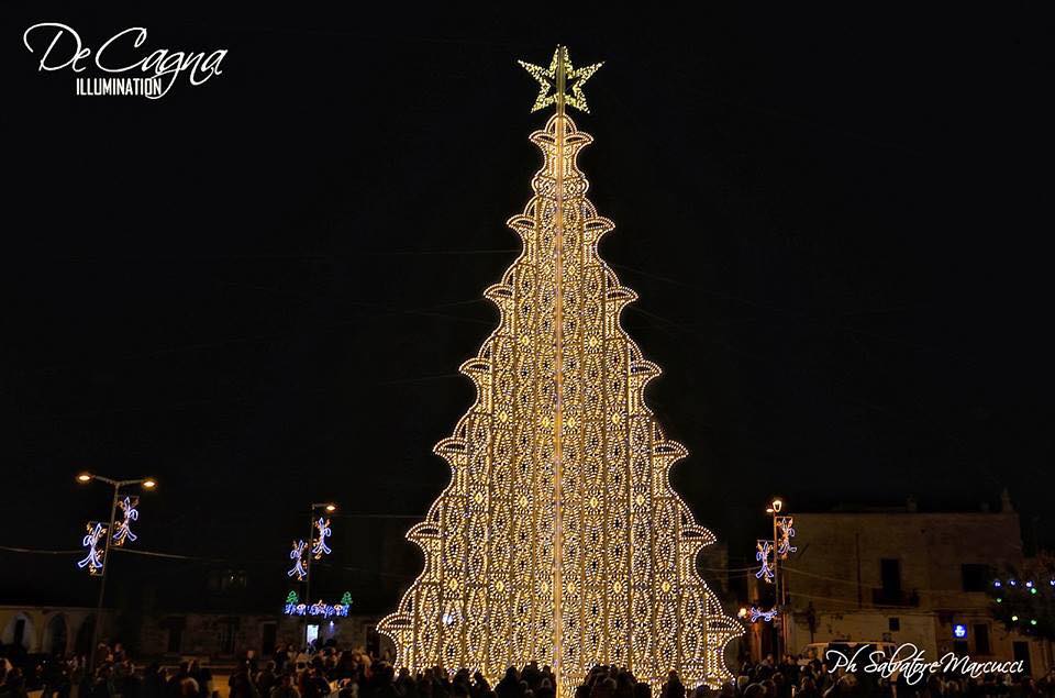 Lecce Natale.Lecce In Piazza Sant Oronzo L Albero Di Natale Di Legno E Luci Led Piu Alto Del Mondo Pugliapress Quotidiano Online