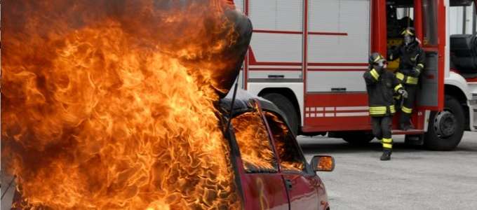 Brindisi- Auto in marcia prende fuoco. Paura per il conducente.