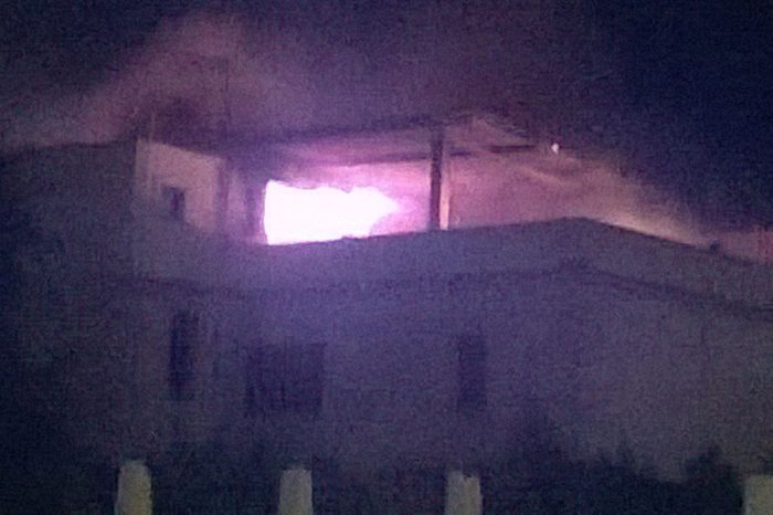 Taranto, violento incendio - I poliziotti tra le fiamme salvano inquilini.