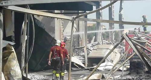 Brindisi- Incendio Centro Casalinghi. A rischio decine di posti di lavoro.