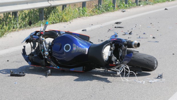 Taranto - Una moto si schianta contro una ruspa. Centauro in ospedale.