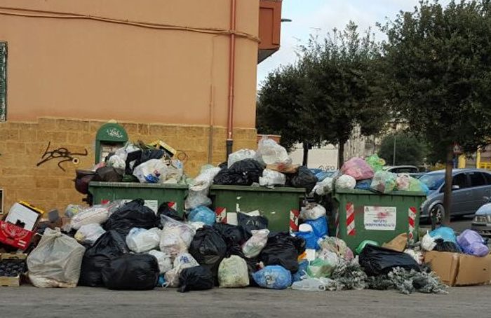 Brindisi- Caos rifiuti. BBC: "Passiamo ad una gestione pubblica dei rifiuti, quella privata ha fallito"
