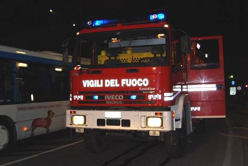 Taranto - Nella notte incendiata saracinesca in via Japigia.
