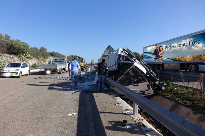Taranto - Incidente a Grottaglie, si ribalta un camion