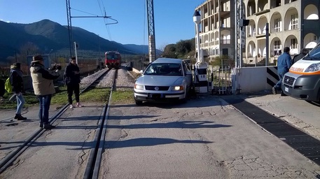 Lecce - Sale sul treno ma finisce nel convoglio depositi: intrappolato per mezz'ora