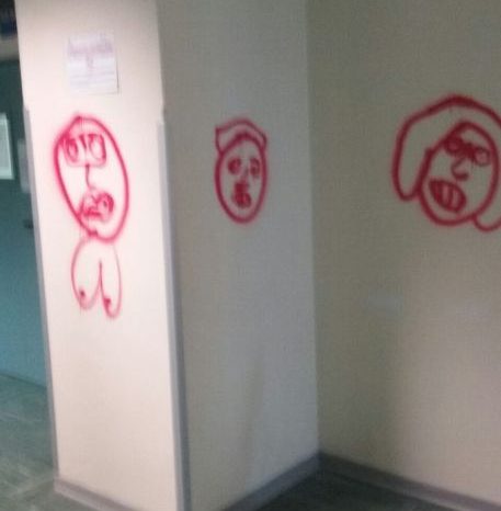 Bari - Atti di vandalismo all'ospedale di Bari. Imbrattati i muri di vernice.
