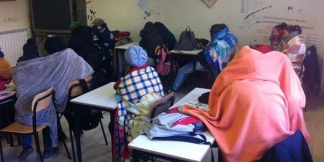Taranto, studenti al freddo - "La Provincia ci presenta i nostri nuovi compagni di classe: i pinguini"