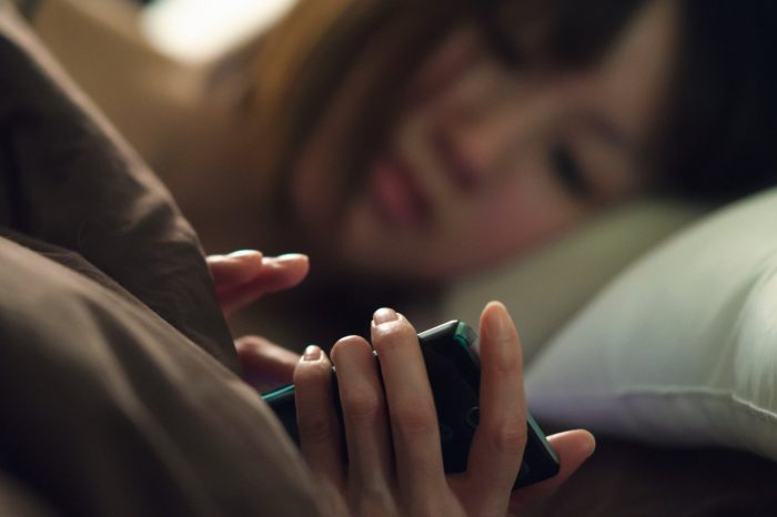 Dormite con il cellulare accanto al letto? L’OMS invita a non farlo. Ecco cosa si rischia