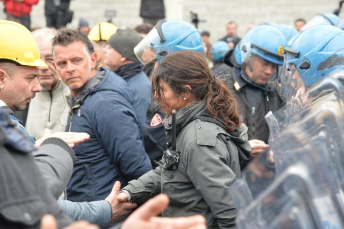Ilva, manifestazione a Genova. Poliziotta si toglie il casco e stringe la mano ai manifestanti