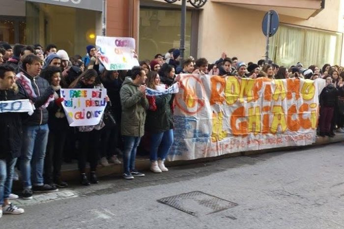 Taranto - Tamburrano lascia gli studenti al gelo. La protesta sotto la Provincia.