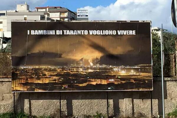 Taranto - Cartelloni per la città: "I bambini di Taranto vogliono vivere".