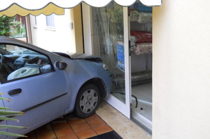 Taranto  - Ubriaco al volante, schianto prima contro una fioriera e poi sulla vetrata di un ristorante
