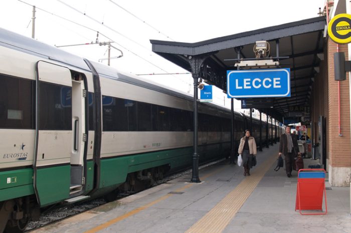 Lecce - Dramma della solitudine. Uomo trovato morto in stazione