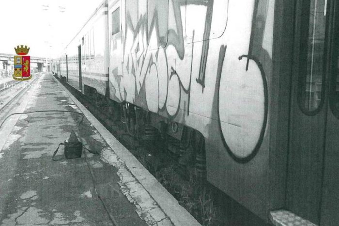 Taranto - Imbrattavano locomotiva con bomboletta spray. Denunciati