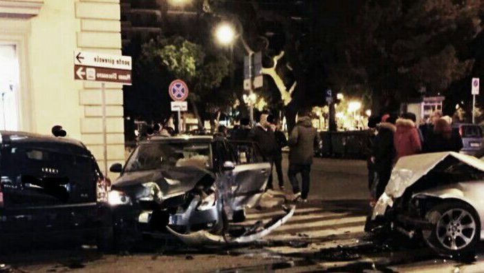 Taranto - Spettacolare incidente in pieno centro cittadino.