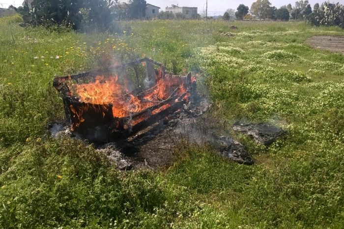 Taranto - Danno fuoco ad un divano in aperta campagna. Denunciati in due