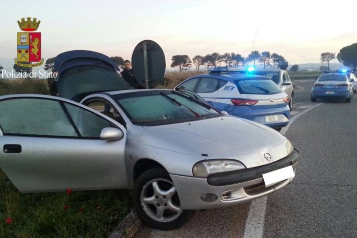 Taranto - La polizia intercetta un'auto sospetta e scatta l'inseguimento sulla SS 106 | FOTO