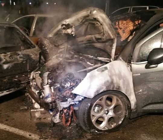 Taranto - Tremendo incendio in un piazzale: distrutte 4 auto.