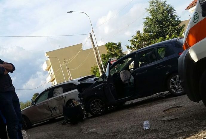 Taranto - Incidente stradale per stop non rispettato finisce in rissa