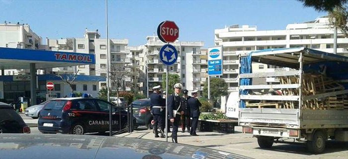 Bari - Si rifiuta di identificarsi e punta chiave alla gola di un vigile. Arrestato abusivo