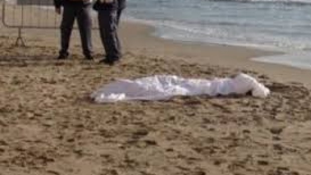 Bari - Cadavere emerge dal mare. Forse di un uomo scomparso giorni fa