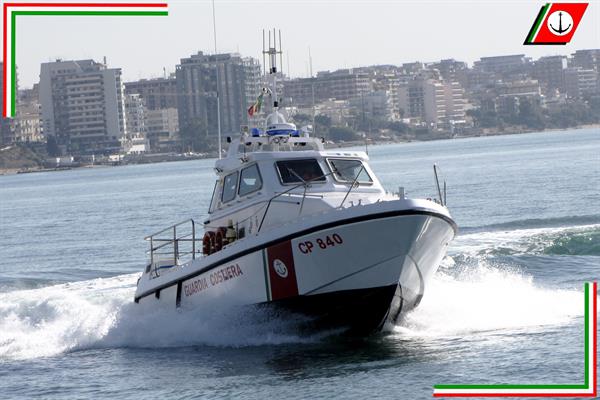 Taranto - La Guardia Costiera salva tre giovani turisti in pericolo.