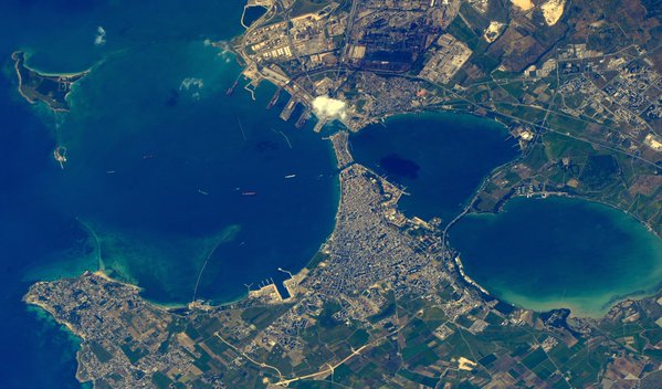 Taranto - Tim Kopra fotografa dallo spazio le meraviglie del mondo, tra queste anche Taranto