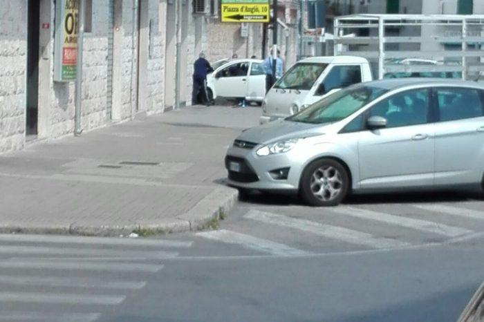 Taranto - Perde il controllo dell' auto e sfonda una saracinesca