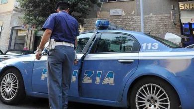 poliziotti accerchiati