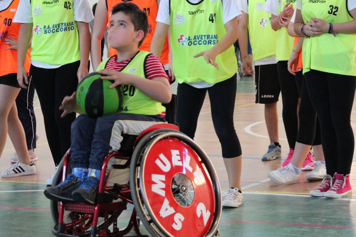 Taranto - Regalare un sorriso: Samuele è felice con la sua carrozzina da basket!
