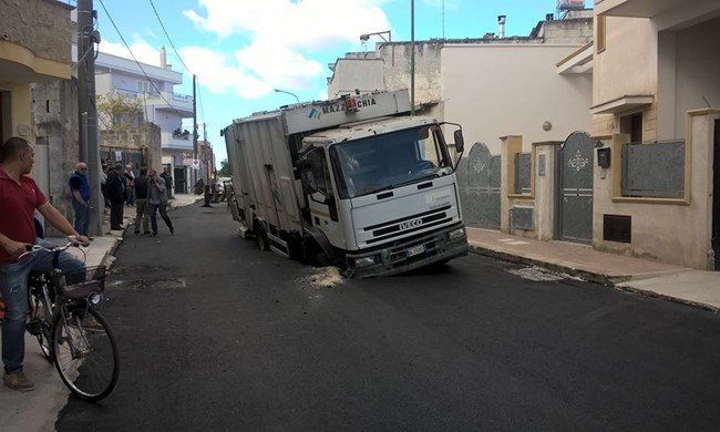 Lecce - Cede l'asfalto e sprofonda camioncino dei rifiuti. Paura tra i passanti