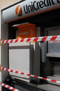 Lecce - Pianificano rapina ad hoc: aperto bancomat con fiamma ossidrica