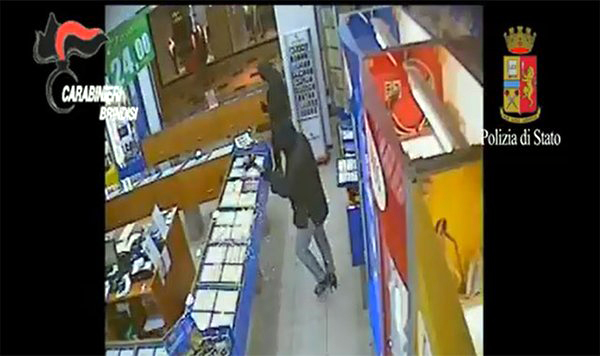 Brindisi- Rapina al Centro Commerciale con mazzuole e fucile a canne mozze. Quattro arresti