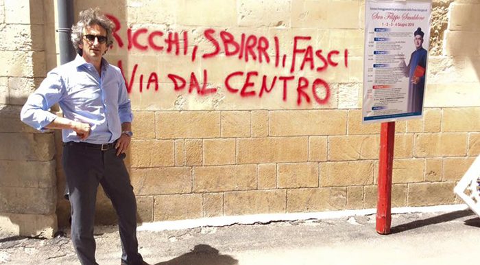 Lecce - Scritte di vernice rossa in centro storico: indignazione del sindaco