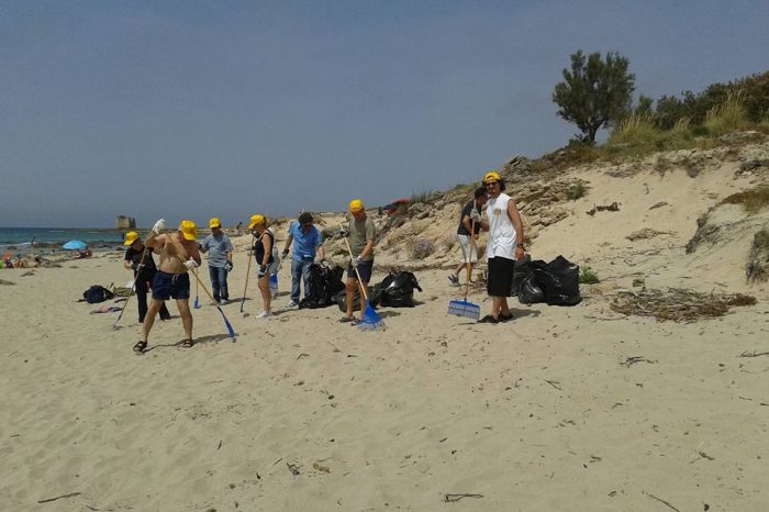 Taranto - Volontari con guanti e rastrelli ripuliscono la spiaggia "Jamaica"