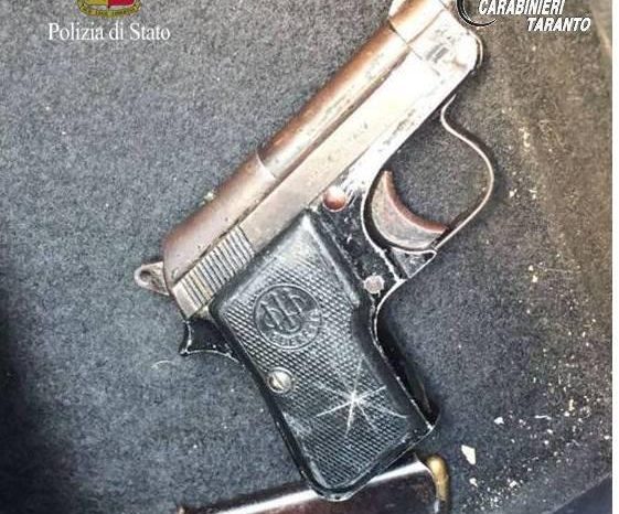 Taranto - Carabinieri e Polizia nel Mercato Orsini: trovata una pistola, due i fermi.
