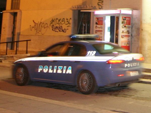 Taranto - Durante la notte danneggia automobili e porta di un Hotel. Arrestato.
