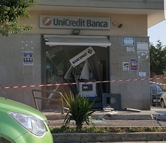 Taranto - Sfondano sportello bancomat con un carroattrezzi.