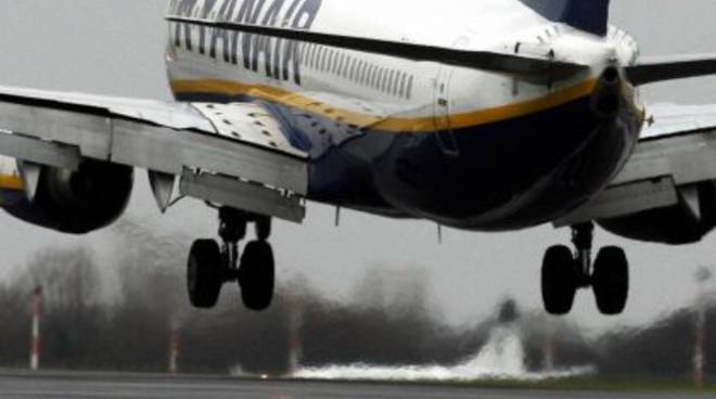 Bari- Panico in volo, fulmine colpisce aereo Ryanair