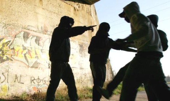 Lecce - Accerchiato e picchiato da un gruppo di ragazzini: indagato minorenne