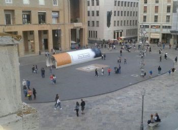 Lecce - Campagna nazionale contro il fumo: sigaretta gigante in piazza Sant' Oronzo