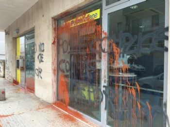 Lecce - Ufficio Postale imbrattato di vernice e asilo occupato: l' anarchia colpisce ancora