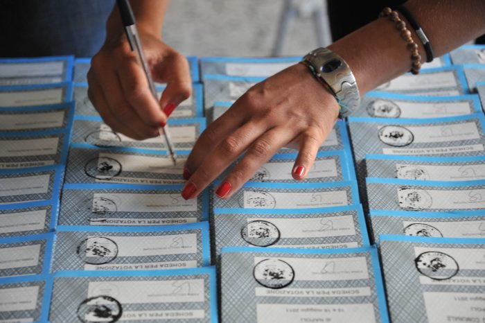 Taranto - Scandalo a Massafra: agli elettori schede elettorali già compilate